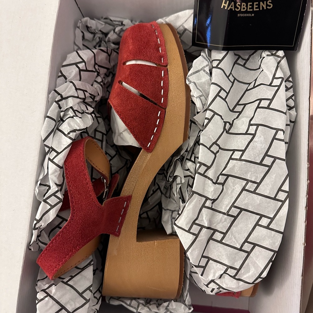 NEW Swedish Hasbeens Size 37 (US F 7) rust colored suede.